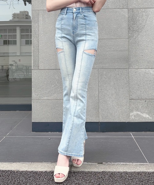 NOMAE(ノーマエ)の「サイドスリットビジューフレアデニム(デニムパンツ・レディース・ブルー/ブラック・SMALL/MEDIUM)」の4枚目の写真