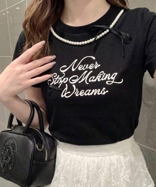Mejoul（メジュール）の「【2026春夏新作】フロッキープリントパールネックリボンロゴＴシャツ（Tシャツ/カットソー・レディース・ホワイト/ブラック・F）」の2枚目の写真