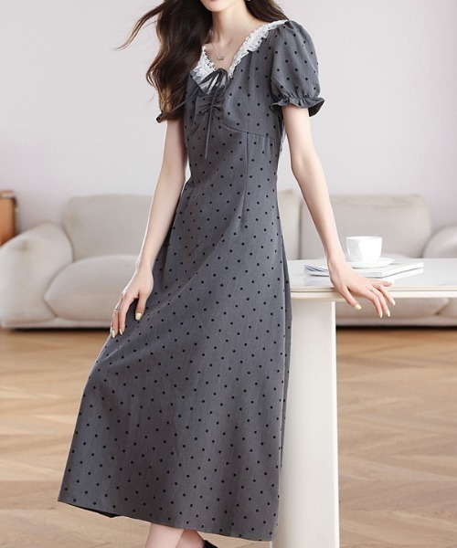 LUCPY(ラクピー)の「ドット柄レースネックロングワンピース(ワンピース・レディース・グレー・X-LARGE/LARGE/MEDIUM/SMALL)」の4枚目の写真