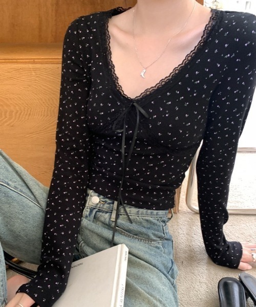 tolene(トレネ)の「レースVネック 小花柄 リボン クロップド丈 長袖カットソー(Tシャツ/カットソー・レディース・ブラック/ホワイト・FREE)」の2枚目の写真