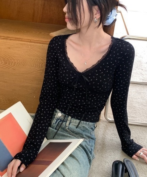 tolene(トレネ)の「レースVネック 小花柄 リボン クロップド丈 長袖カットソー(Tシャツ/カットソー・レディース・ブラック/ホワイト・FREE)」の14枚目の写真