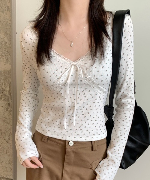 tolene(トレネ)の「レースVネック 小花柄 リボン クロップド丈 長袖カットソー(Tシャツ/カットソー・レディース・ブラック/ホワイト・FREE)」の21枚目の写真