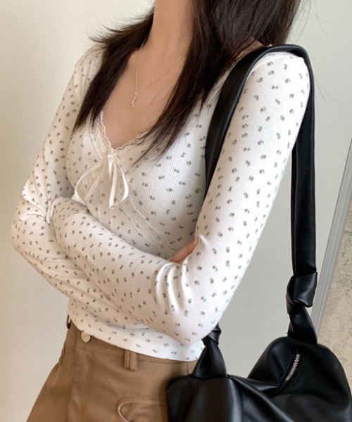 tolene(トレネ)の「レースVネック 小花柄 リボン クロップド丈 長袖カットソー(Tシャツ/カットソー・レディース・ブラック/ホワイト・FREE)」の3枚目の写真