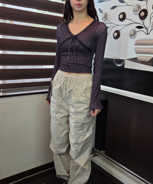 tolene(トレネ)の「レースVネック 小花柄 リボン クロップド丈 長袖カットソー(Tシャツ/カットソー・レディース・ブラック/ホワイト・FREE)」の20枚目の写真