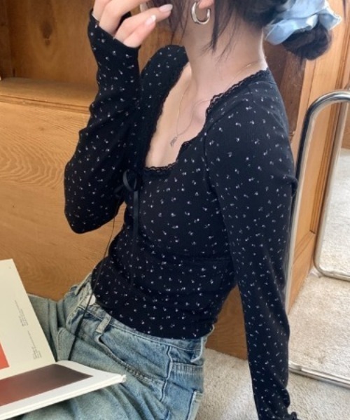tolene(トレネ)の「レースVネック 小花柄 リボン クロップド丈 長袖カットソー(Tシャツ/カットソー・レディース・ブラック/ホワイト・FREE)」の16枚目の写真