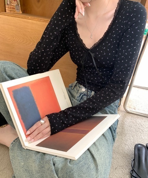 tolene(トレネ)の「レースVネック 小花柄 リボン クロップド丈 長袖カットソー(Tシャツ/カットソー・レディース・ブラック/ホワイト・FREE)」の12枚目の写真