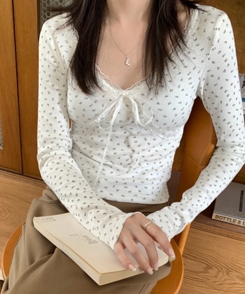 tolene(トレネ)の「レースVネック 小花柄 リボン クロップド丈 長袖カットソー(Tシャツ/カットソー・レディース・ブラック/ホワイト・FREE)」の22枚目の写真