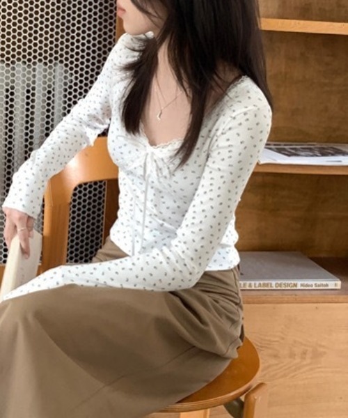 tolene(トレネ)の「レースVネック 小花柄 リボン クロップド丈 長袖カットソー(Tシャツ/カットソー・レディース・ブラック/ホワイト・FREE)」の4枚目の写真