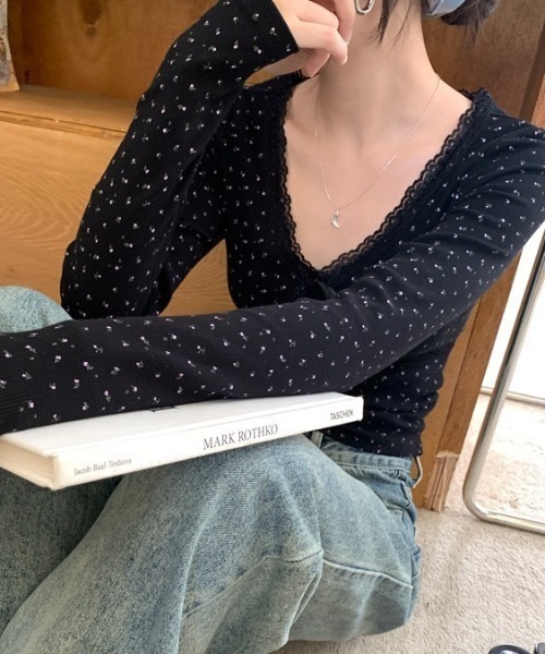 tolene(トレネ)の「レースVネック 小花柄 リボン クロップド丈 長袖カットソー(Tシャツ/カットソー・レディース・ブラック/ホワイト・FREE)」の11枚目の写真