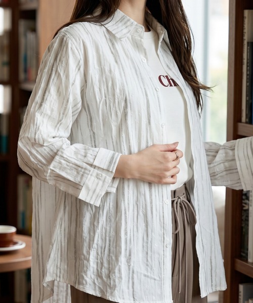 umune（ウムネ）の「ストライプシャツ 長袖 オーバーサイズ ルーズ ビッグシルエット ワッシャー加工 シアー感 透け感 薄手 羽織り カジュアル トップス 秋 冬（シャツ/ブラウス・レディース・ライトブルー/ライトピンク/ライトグレー・FREE）」の6枚目の写真