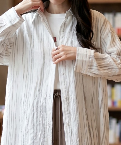 umune（ウムネ）の「ストライプシャツ 長袖 オーバーサイズ ルーズ ビッグシルエット ワッシャー加工 シアー感 透け感 薄手 羽織り カジュアル トップス 秋 冬（シャツ/ブラウス・レディース・ライトブルー/ライトピンク/ライトグレー・FREE）」の8枚目の写真