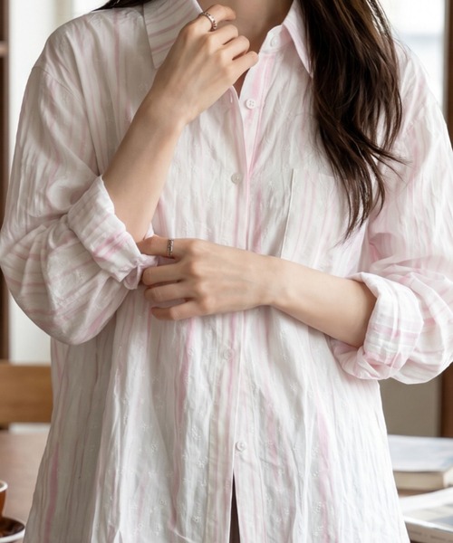 umune（ウムネ）の「ストライプシャツ 長袖 オーバーサイズ ルーズ ビッグシルエット ワッシャー加工 シアー感 透け感 薄手 羽織り カジュアル トップス 秋 冬（シャツ/ブラウス・レディース・ライトブルー/ライトピンク/ライトグレー・FREE）」の9枚目の写真