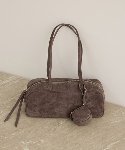 SALON adam et rope'(サロン アダム エ ロペ)の「【WEB限定】チャーム付きスウェードライクミドルバッグ(ハンドバッグ・レディース・キャメル/ベージュ系その他・FREE)」の2枚目の写真