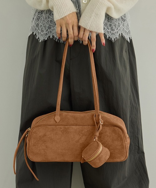 SALON adam et rope'(サロン アダム エ ロペ)の「【WEB限定】チャーム付きスウェードライクミドルバッグ(ハンドバッグ・レディース・キャメル/ベージュ系その他・FREE)」の1枚目の写真