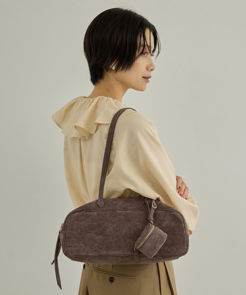 SALON adam et rope'(サロン アダム エ ロペ)の「【WEB限定】チャーム付きスウェードライクミドルバッグ(ハンドバッグ・レディース・キャメル/ベージュ系その他・FREE)」の18枚目の写真