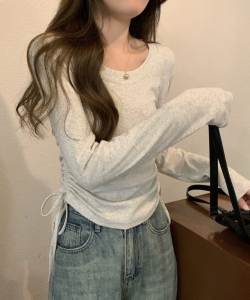 owen(オーウェン)の「ロングスリーブ トップス シャーリングデザイン ロングTシャツ カットソー(Tシャツ/カットソー・レディース・ブラック/ホワイト/ライトグレー・S/M/L)」の11枚目の写真