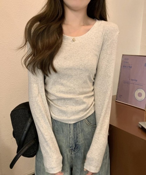 owen(オーウェン)の「ロングスリーブ トップス シャーリングデザイン ロングTシャツ カットソー(Tシャツ/カットソー・レディース・ブラック/ホワイト/ライトグレー・S/M/L)」の5枚目の写真