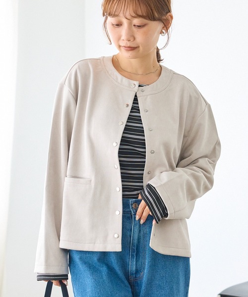 LAVEANGE(ラビアンジェ)の「カットスエードノーカラーライトジャケット|スナップボタン/羽織り/きれいめ(ノーカラージャケット・レディース・ブラウン/ライトグレー・3L/4L/M/LL/5L)」の1枚目の写真