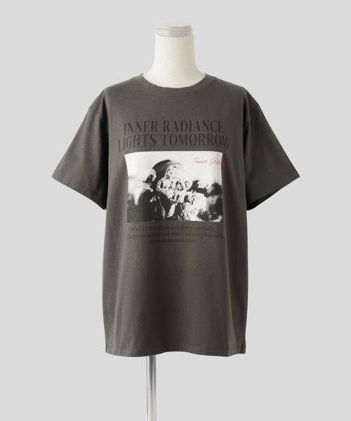 AT THE TRNK（アットザトランク）の「フラワープリント フォト Ｔシャツ AT THE TRNK（Tシャツ/カットソー・レディース・ベージュ/チャコール/ホワイト・フリー）」の3枚目の写真