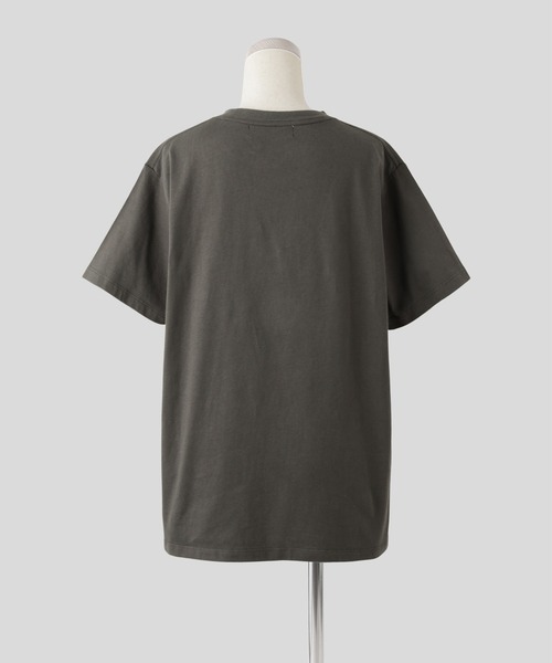 AT THE TRNK（アットザトランク）の「フラワープリント フォト Ｔシャツ AT THE TRNK（Tシャツ/カットソー・レディース・ベージュ/チャコール/ホワイト・フリー）」の4枚目の写真