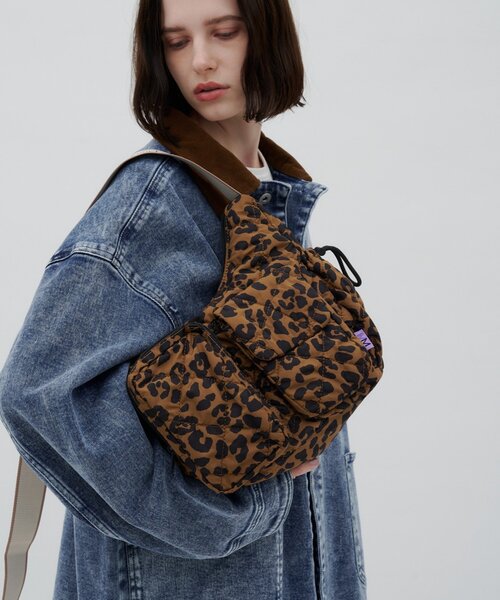CIAOPANIC TYPY(チャオパニックティピー)の「:ZOZO限定【MumME】多収納!サイドギャザーデザインショルダーBAG(ショルダーバッグ・レディース・ホワイト/ブラック/キャメル・ONE SIZE)」の3枚目の写真