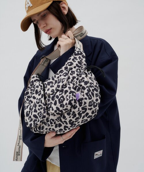 CIAOPANIC TYPY(チャオパニックティピー)の「:ZOZO限定【MumME】多収納!サイドギャザーデザインショルダーBAG(ショルダーバッグ・レディース・ホワイト/ブラック/キャメル・ONE SIZE)」の4枚目の写真