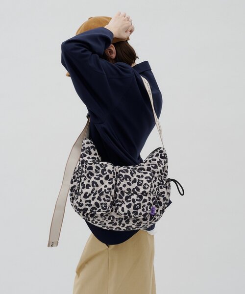 CIAOPANIC TYPY(チャオパニックティピー)の「:ZOZO限定【MumME】多収納!サイドギャザーデザインショルダーBAG(ショルダーバッグ・レディース・ホワイト/ブラック/キャメル・ONE SIZE)」の5枚目の写真