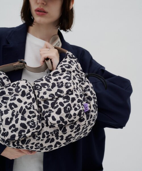 CIAOPANIC TYPY(チャオパニックティピー)の「:ZOZO限定【MumME】多収納!サイドギャザーデザインショルダーBAG(ショルダーバッグ・レディース・ホワイト/ブラック/キャメル・ONE SIZE)」の8枚目の写真