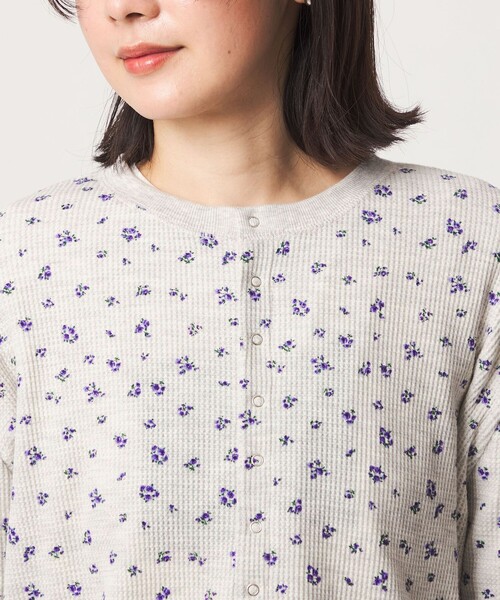 green label relaxing（グリーンレーベルリラクシング）の「【WEB限定】＜at ease＞ワッフル ヘンリーネック  フラワープリント カットソー（Tシャツ/カットソー・レディース・その他2/その他1・FREE）」の13枚目の写真