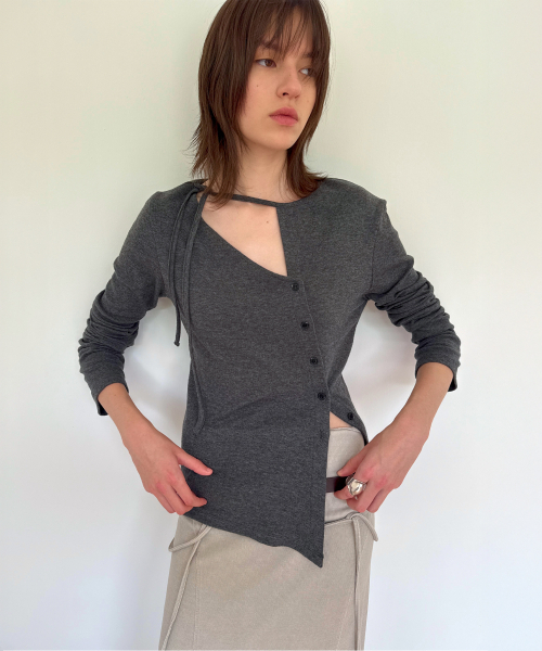 DIAGONAL(ダイアゴナル)の「DIAGONAL BUTTON STRAP CARDIGAN (charcoal)(カーディガン/ボレロ・レディース・その他・FREE)」の3枚目の写真