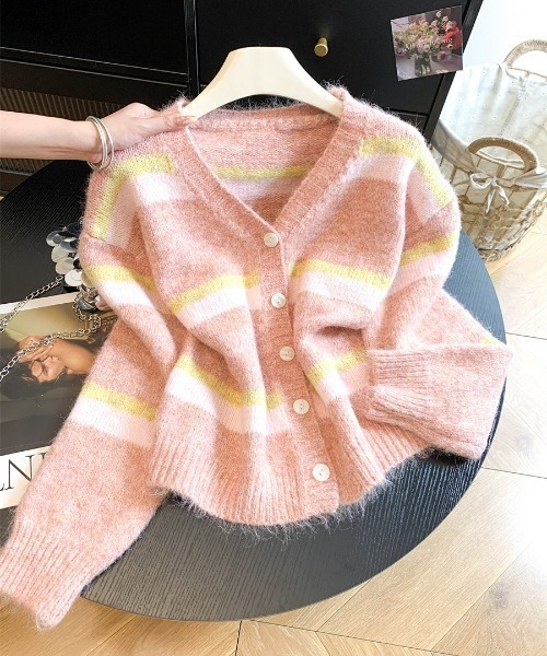 LUCPY(ラクピー)の「パステルボーダーVネックニットカーディガン(カーディガン/ボレロ・レディース・ピンク/ブルー/グレー・FREE)」の3枚目の写真