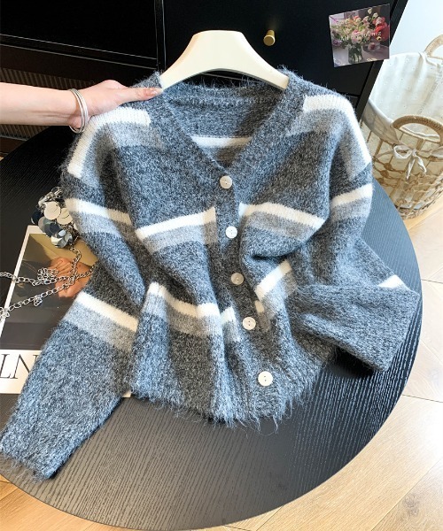 LUCPY(ラクピー)の「パステルボーダーVネックニットカーディガン(カーディガン/ボレロ・レディース・ピンク/ブルー/グレー・FREE)」の2枚目の写真