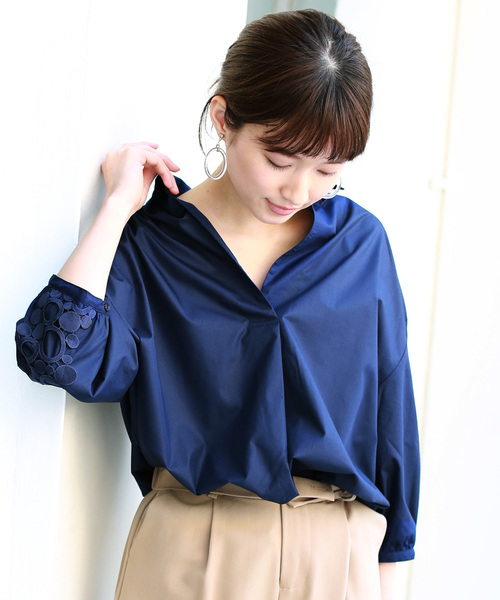 REAL CUBE（リアルキューブ）の「REAL CUBE ラウンドレーススリーブスキッパーシャツ（シャツ/ブラウス・レディース・ダークネイビー/ホワイト/ネイビー・38/40）」の2枚目の写真