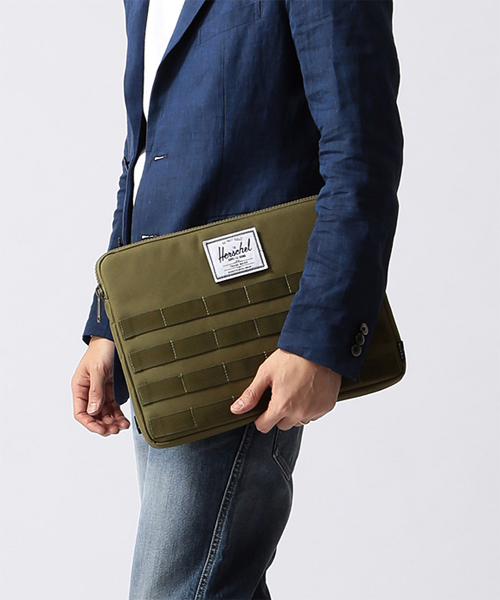 BEAMS（ビームス）の「Herschel×BEAMS / 別注 “GOLDMANS”（クラッチバッグ・メンズ・ブラック/アーミー/ネイビー・ONE SIZE）」の2枚目の写真