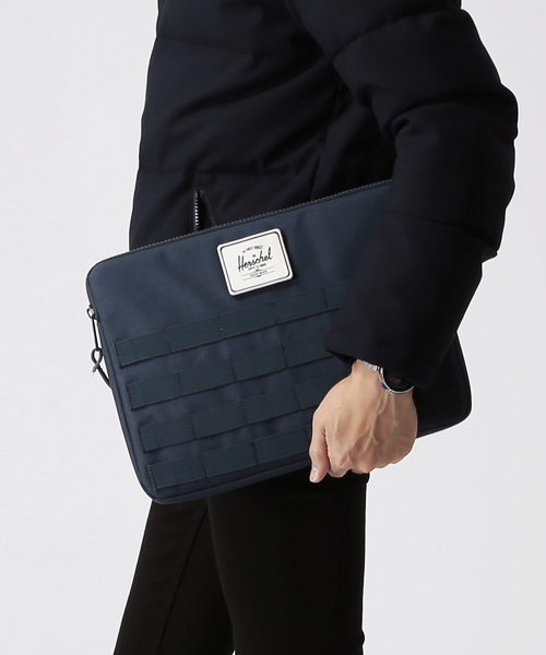 BEAMS（ビームス）の「Herschel×BEAMS / 別注 “GOLDMANS”（クラッチバッグ・メンズ・ブラック/アーミー/ネイビー・ONE SIZE）」の3枚目の写真