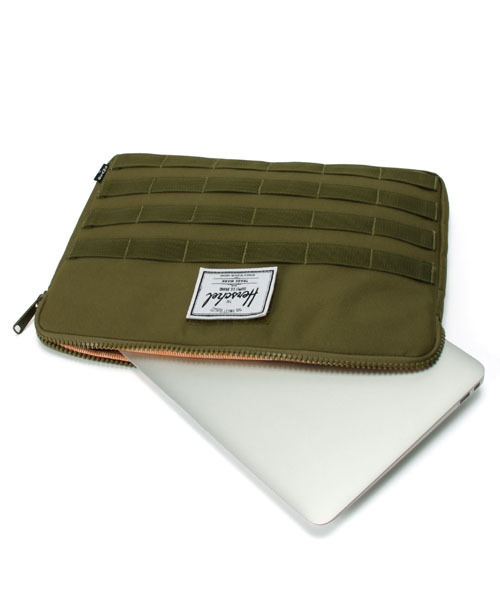 BEAMS（ビームス）の「Herschel×BEAMS / 別注 “GOLDMANS”（クラッチバッグ・メンズ・ブラック/アーミー/ネイビー・ONE SIZE）」の10枚目の写真