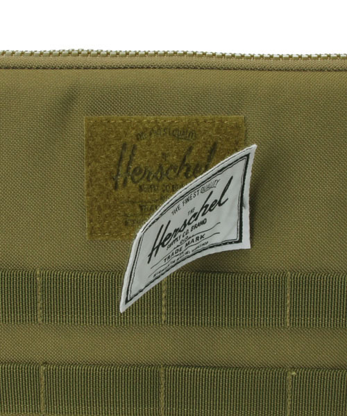 BEAMS（ビームス）の「Herschel×BEAMS / 別注 “GOLDMANS”（クラッチバッグ・メンズ・ブラック/アーミー/ネイビー・ONE SIZE）」の6枚目の写真