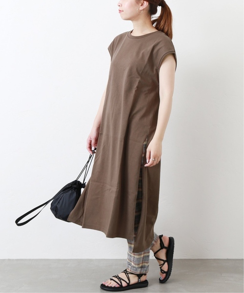 JOURNAL STANDARD（ジャーナルスタンダード）の「シングルジャージー クルーネックノースリーブスリットロングワンピース◆2（ワンピース・レディース・ホワイト/ブラック/ブラウン/ワインレッド・FREE）」の4枚目の写真