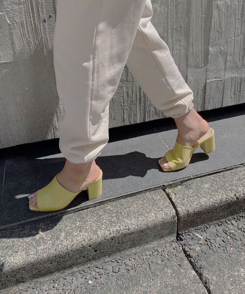 ESPERANZA（エスペランサ）の「【残りわずか】チャンキーミドルヒールミュールサンダル（サンダル・レディース・ブラック/ベージュ/イエロー/ネイビー系6・LL/S/M/L）」の11枚目の写真