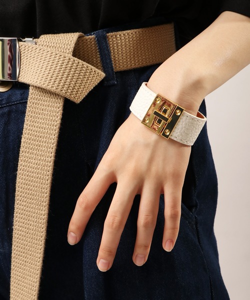Ree&Mee（リーアンドミー）の「Ree＆Mee ブレスレット バングル ゴールド バックル ブレス アクセサリー（ブレスレット・メンズ・ホワイト/ブラック/ベージュ/ベージュ系その他/ホワイト系その他・FREE）」の2枚目の写真