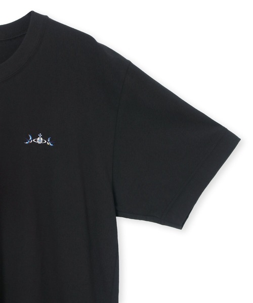 Vivienne Westwood MAN(ヴィヴィアンウエストウッドマン)の「“SWALLOWS ORB” リラックス Tシャツ【219014 5113】(Tシャツ/カットソー・メンズ・ブラック/ホワイト/ダークグリーン系・42/46/44/48)」の5枚目の写真