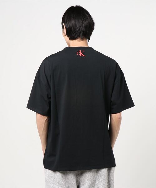 新しいカルバンクライン CK グラフィック Tシャツ セール】CK ONE グラフィック ロゴ ラウンジ Tシャツ（Tシャツ