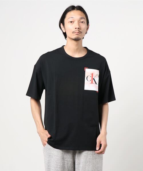 新しいカルバンクライン CK グラフィック Tシャツ セール】CK ONE グラフィック ロゴ ラウンジ Tシャツ（Tシャツ