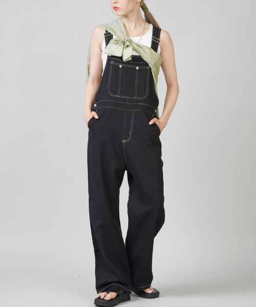 SPINNS（スピンズ）の「【ゆったりシルエット】ツイル配色ステッチオーバーオール（サロペット/オーバーオール・レディース・ホワイト/モカ/アイボリー/ブラック・ONESIZE）」の3枚目の写真