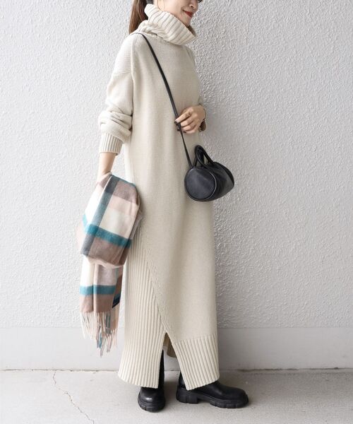 SHIPS（シップス）の「【WEB限定】〈手洗い可能〉サイドスリットタートルワンピース◆（ワンピース・レディース・ライトグレー/ブラウン/ナチュラル/ブルー・SMALL/MEDIUM）」の18枚目の写真