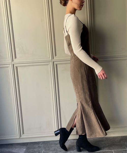 JUNOAH(ジュノア)の「スエードマーメイドキャミワンピース(ワンピース・レディース・ブラック/ネイビー/ピンクベージュ/グリーン系その他/ベージュ系その他/ダークブラウン・MEDIUM/X-LARGE/LARGE)」の18枚目の写真