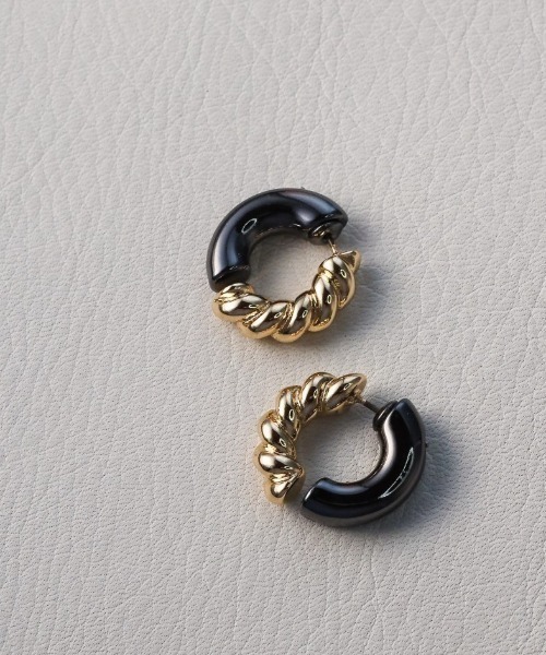 mou（モウ）の「カラーツイストブラックピアス（ピアス（両耳用）・レディース・シルバー/ゴールド・FREE）」の2枚目の写真