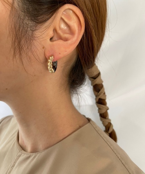 mou（モウ）の「カラーツイストブラックピアス（ピアス（両耳用）・レディース・シルバー/ゴールド・FREE）」の3枚目の写真