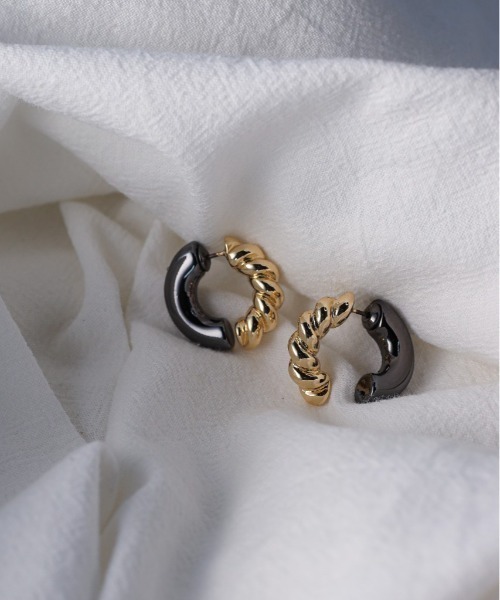 mou（モウ）の「カラーツイストブラックピアス（ピアス（両耳用）・レディース・シルバー/ゴールド・FREE）」の11枚目の写真