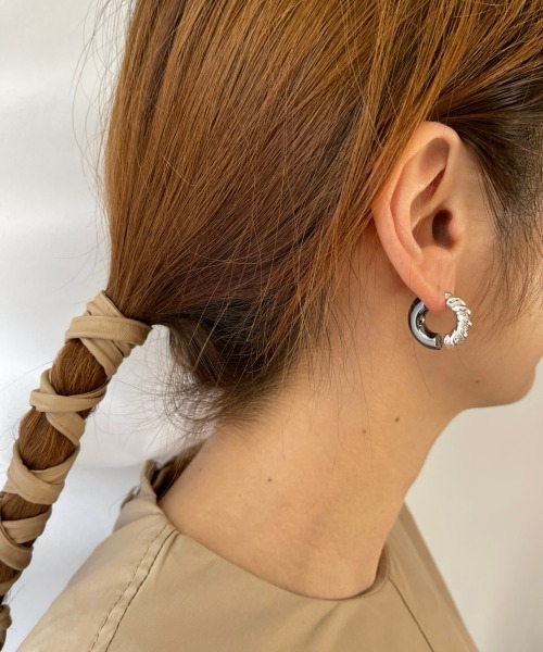 mou（モウ）の「カラーツイストブラックピアス（ピアス（両耳用）・レディース・シルバー/ゴールド・FREE）」の8枚目の写真